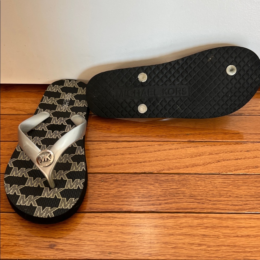Michael Kors Black and Silver Logo thong Flip Flops; Size 7M, Good condition - Picture 4 of 5